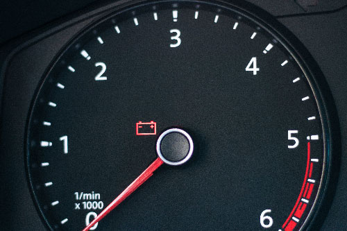 車のバッテリーに関わるマーク（警告灯・表示灯）の点灯の意味と対処法 冬に車のバッテリー上がりが増える理由と予防策